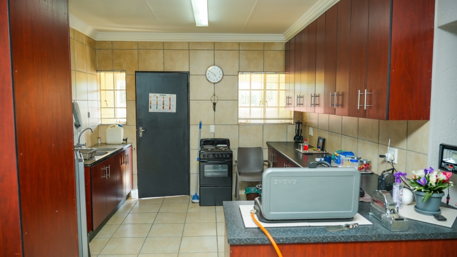 8 Bedroom Property for Sale in Flamwood North West